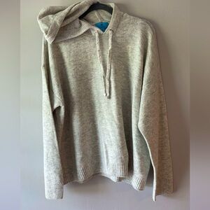 Women’s hooded pullover